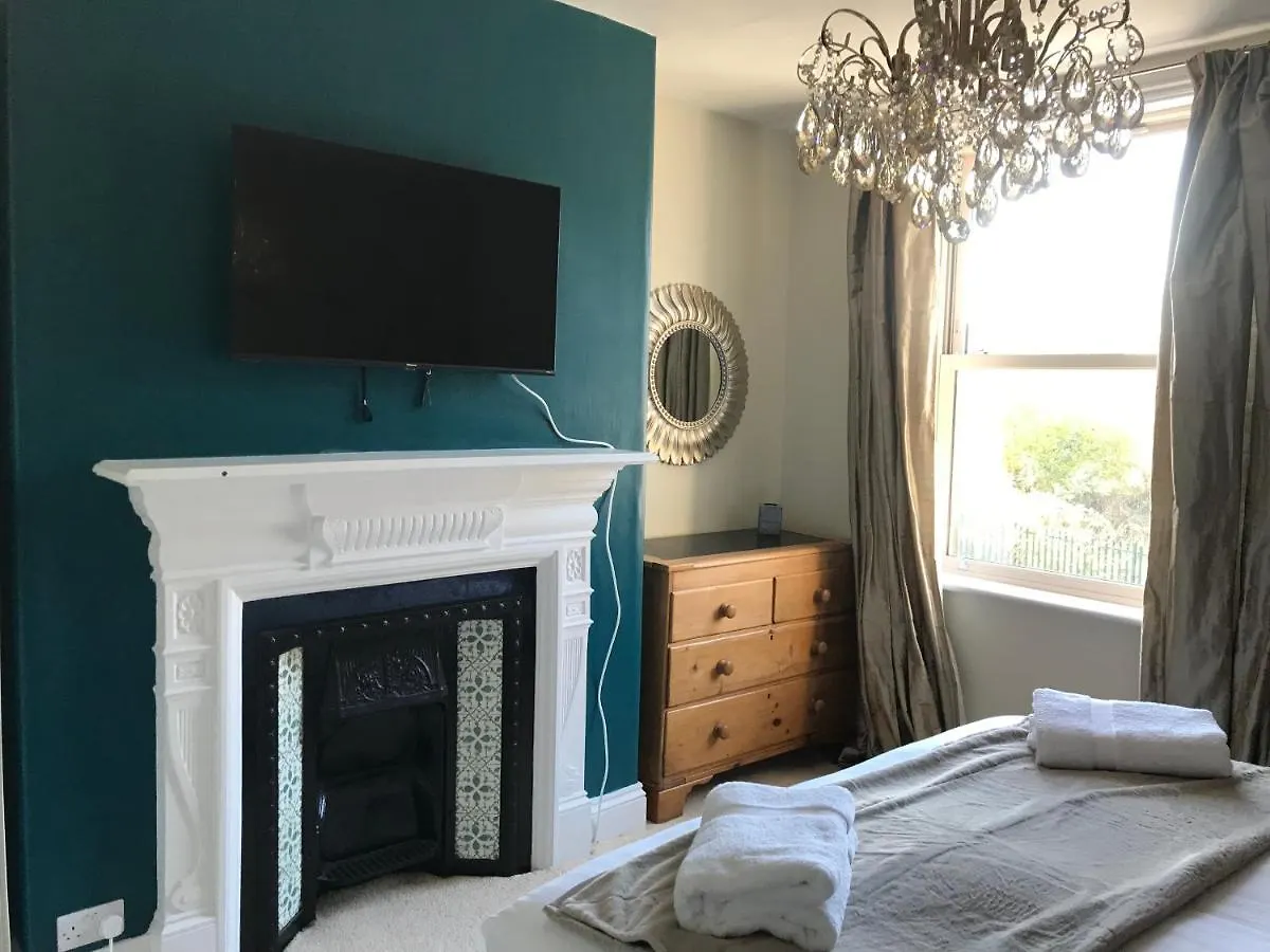 Carlton House - Spacious 4 Bed Victorian Townhouse ハロゲート